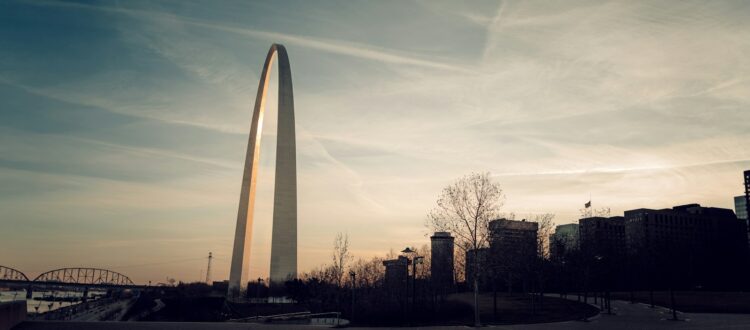 a view of a very tall monument in the middle of a city